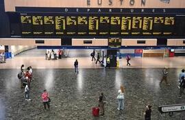 Los viajeros ven un panel de información en la estación de Euston en Londres, Gran Bretaña, el 27 de julio de 2022.