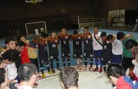 jugadores-de-colorado-de-brasil-y-talcahuano-de-chile-orando-juntos-tras-el-partido-que-disputaron--211955000000-448029.JPG
