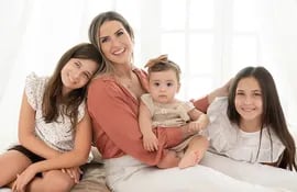 Paola Maltese con sus tres niñas: Rinske, Annick y Saskia, en una hermosa postal captada por Celeste Montanter.