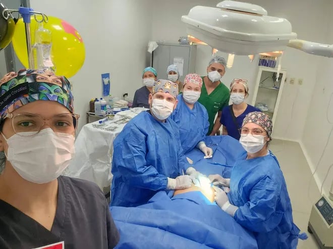 Una cirugía realizada en el Hospital de Caazapá en el marco del proyecto Retribuyendo al Pueblo" de la Promo 83.