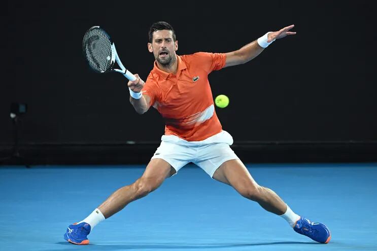 Novak Djokovic retorna con alegría al Australia Open luego de ser rechazado el año pasado por no vacunarse contra el covid-19.