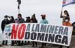 Varias personas protestan en contra del proyecto minero Dominga, en La Higuera, en la Región de Coquimbo (Chile).