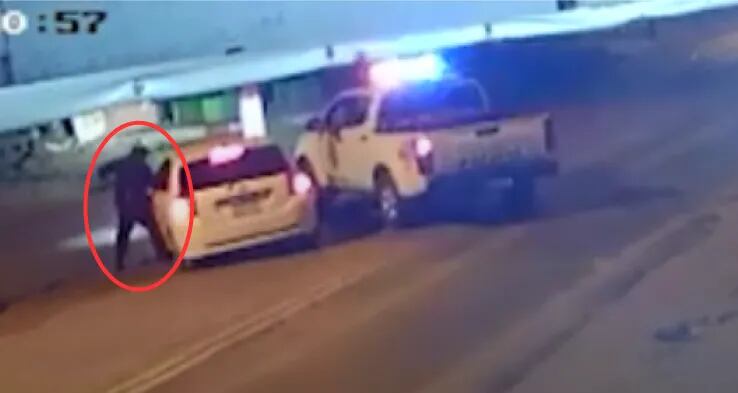Momento en que el policía obliga al conductor del auto a que descienda. (captura de video).