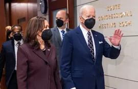 El presidente de EE.UU. Joe Biden (d)  y la vicepresidente, Kamala Harris (i) llegan al Capitolio, en Washington.