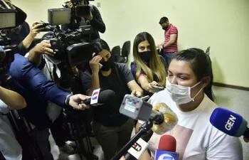 Araceli Sosa conversa con los medios de prensa tras finalizar el juicio en el que fue absuelta.