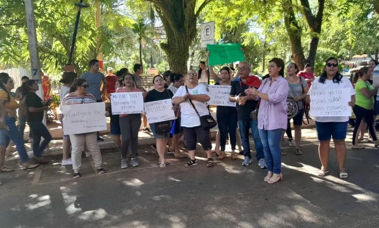 Personal de blanco se manifestó en apoyo a Gabriela Yaffar, frente a la Fiscalía de Itauguá.