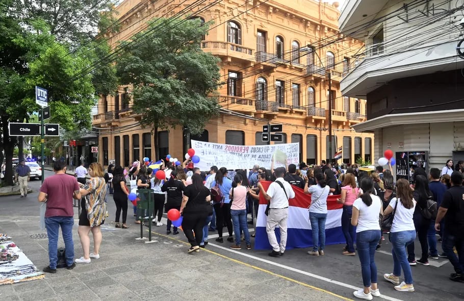 Un grupo de contadores se manifestaron este martes frente a la sede de la Subsecretaría de Estado de Tributación, sobre la calle Yegros, ante las constantes caídas del sistema Marangatu.