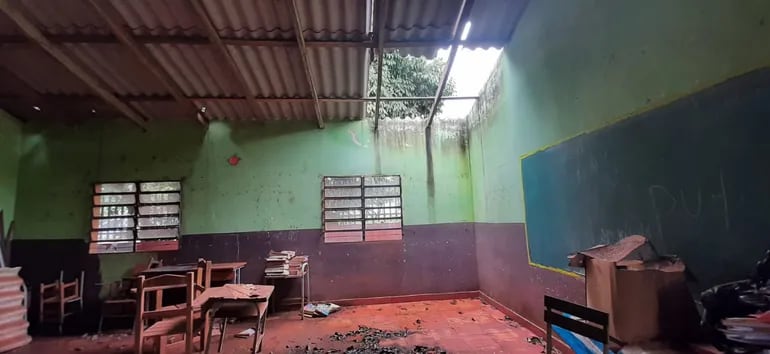 Una de las aulas que fue destechada a raíz de un temporal en el año 2019. Desde entonces nunca fue reparada.
