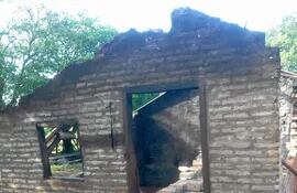 Madre pide ayuda para recuperar su casa incendiada en Ybycuí.