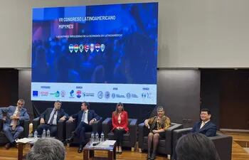 El ministro Luis Castiglioni (centro) participó en la apertura del 7° Congreso Latinoamericano de Micro, Pequeñas y Medianas Empresas (Mipymes).