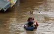 una-mujer-es-rescatada-por-unos-hombres-y-un-perro-los-sigue-entre-el-agua-de-las-inundaciones--72928000000-1663056.JPG