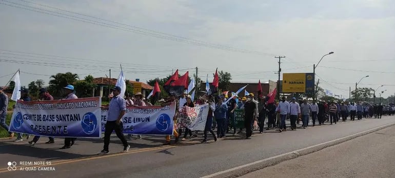 Marcha de docentes en el Cruce Guaica de San Estanislao de esta jornada. Los manifestantes anunciaron que la movilización continúa mañana.