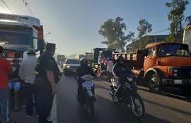 Camioneros sobre la Ruta PY02, en la zona del autódromo Rubén Dumot, durante una protesta en marzo de este año.