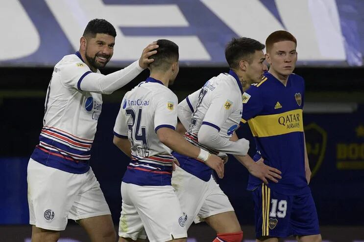 Los jugadores de San Lorenzo celebran después del gol de Néstor Ortigoza.