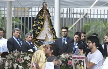 Tania recibió el consuelo del obispo de Caacupé, ante la conmoción del pueblo paraguayo que le profesó su solidaridad.