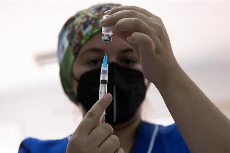 Una enfermera prepara una dosis de vacuna contra el coronavirus.