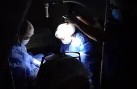 Tras el apagón de la ANDE, los médicos continuaron la cirugía en el Hospital de Fuerte Olimpo con ayuda de linternas y lamparas de celulares.