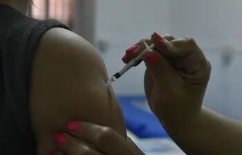 La vacuna contra la fiebre amarilla se requiere para ingresar o salir del país.