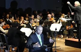 el-maestro-luis-szaran-dirigio-a-la-orquesta-sinfonica-de-asuncion-durante-el-discurso-de-mario-ferreiro-una-lenta-sinfonia-acompano-las-palabras-de-223019000000-1450604.jpg