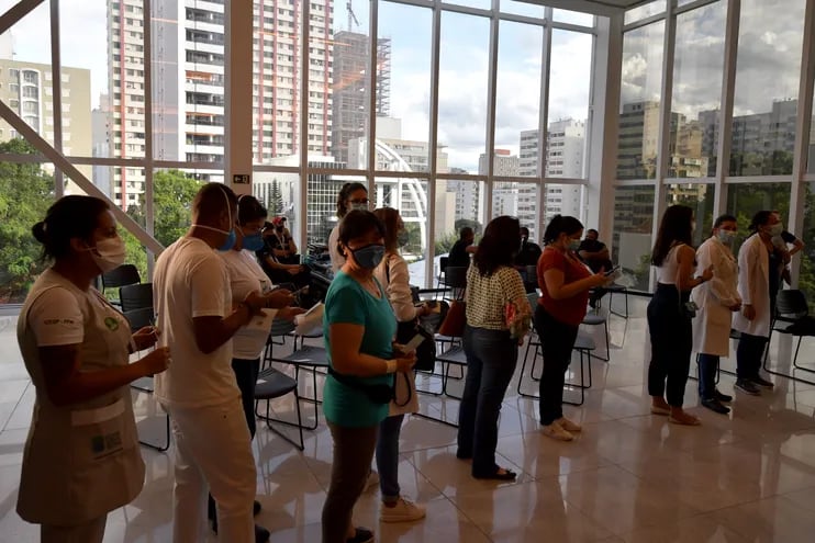 Los trabajadores de la salud hacen fila para recibir la vacuna CoronaVac Sinovac Biotech contra el coronavirus COVID-19 en el hospital de Clínicas en Sao Paulo, Brasil, el 17 de enero de 2021.