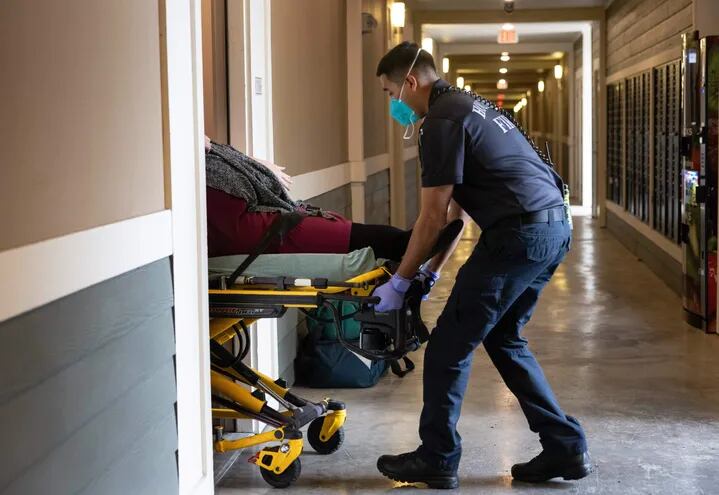 Paramédicos transportan a una mujer con dificultades para respirar en un hospital en Houston, Texas.