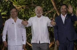 El presidente de Colombia, Gustavo Petro (i), el presidente de Brasil, Luiz Inácio Lula da Silva (c), y el presidente de Bolivia, Luis Arce (d), posan durante la Cumbre Amazónica hoy, en Belém (Brasil). (EFE)