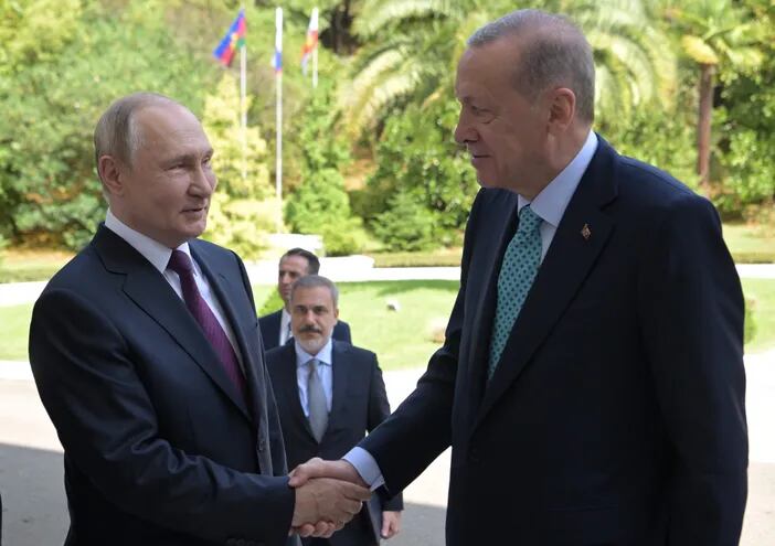El presidente de Rusia, Vladimir Putin (i) recibe al mandatario turco Recep Tayyip Erdogan (d) para conversar sobre varios asuntos, en especial sobre el acuero de granos, en Sochi, Rusia. (EFE)