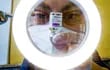 Un sanitario prepara una vacuna de Astrazeneca para administrarla durante la campaña de vacunación del coronavirus en Nápoles, Italia. (archivo)