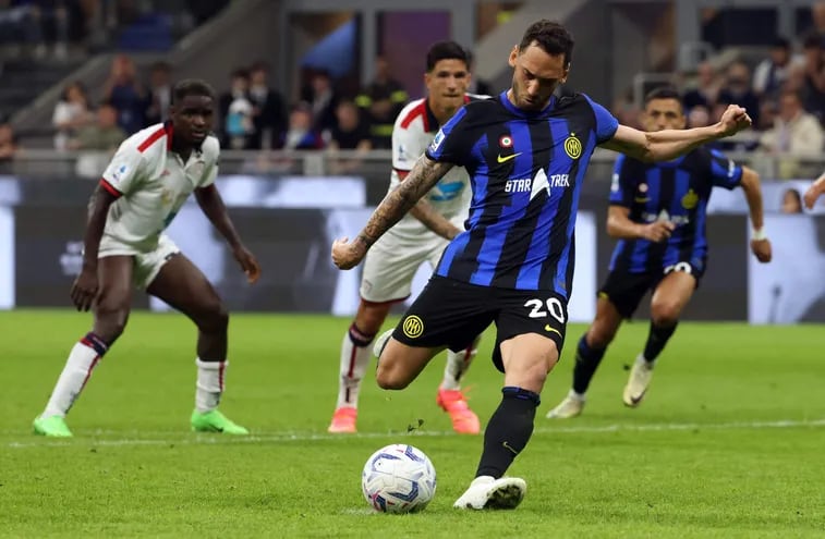 Milan (Italy), 14/04/2024.- Inter Milan'Äôs Hakan Calhanoglu scores the 2-1 lead from the penalty spot during the Italian Serie A soccer match between Fc Inter and Cagliari at Giuseppe Meazza stadium in Milan, Italy, 14 April 2024. (Italia) EFE/EPA/MATTEO BAZZI
