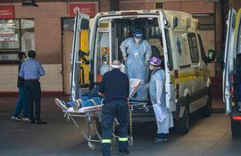 Una ambulancia llega a un hospital público de Chile. (AFP)
