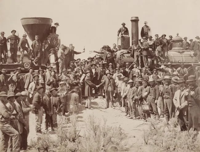 Ceremonia del Golden Spike (Clavo de Oro) al terminar la construcción de la primera vía férrea transcontinental de Estados Unidos. Promontory, Utah,10 de mayo de 1869