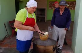 Ciento diez personas, reciben diariamente almuerzo y merienda en el comedor popular "De corazón a corazón" del barrio San Antonio de Pilar.