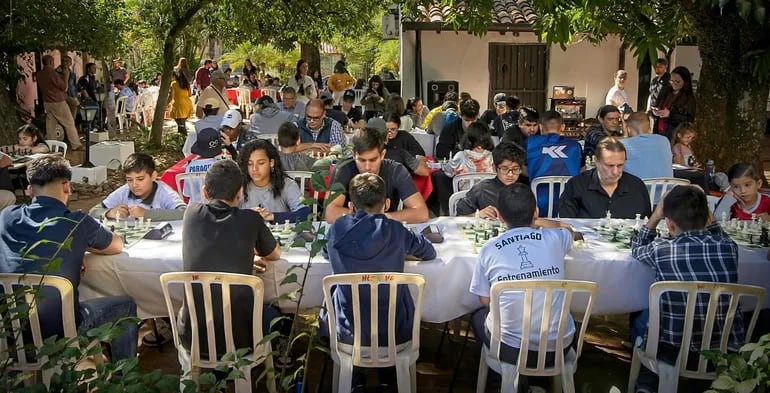 Una gran participación de casi 80 ajedrecistas tuvo el domingo pasado el torneo inaugural de la Asociación de Areguá.