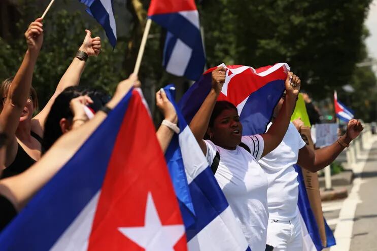 Manifestantes en apoyo a la oposición cubana protestan frente a la sede de las Naciones Unidas, en Nueva York, este miércoles.