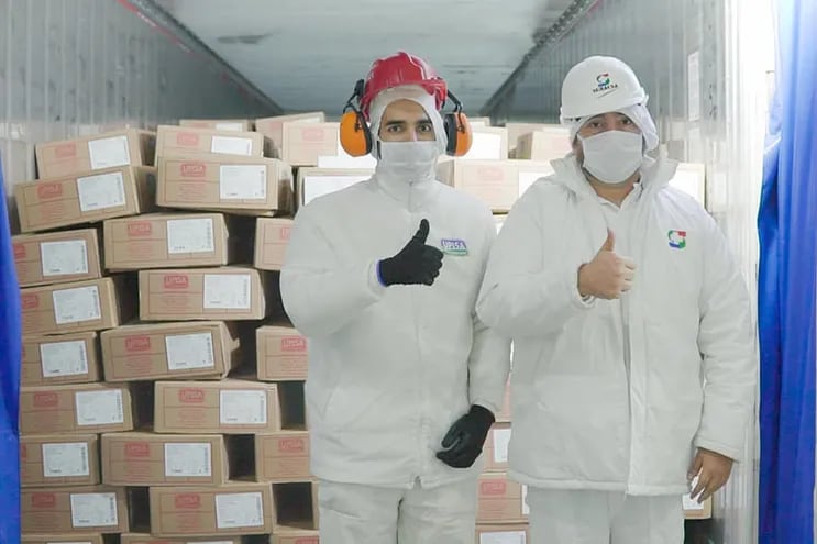 Técnicos de UPISA y de Senacsa, frente al cargamento de carne de cerdo, que se embarcó rumbo a  Taiwán.