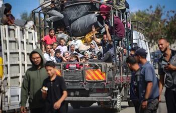 Palestinos desplazados escapan de Rafah, en el sur de la Franja de Gaza, este martes.