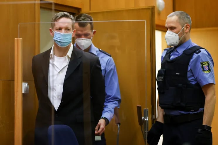 Stephan Ernst (izq), de 47 años, que mató de un disparo en la cabeza a Walter Lübcke, un político de 65 años de la CDU, el partido de Merkel, tendrá que pasar al menos 15 años en la cárcel.