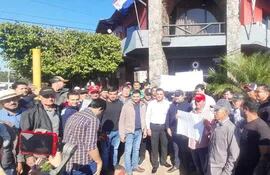 Manifestación de afectados de los constantes hechos de abigeato en Guayaybí frente a la Fiscalía de San Estanislao