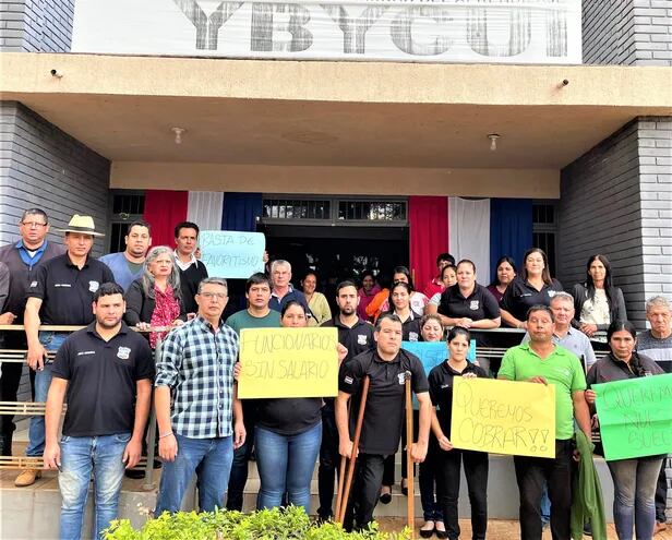 Funcionarios municipales de Ybycuí inician  manifestación en reclamo de sus salarios.