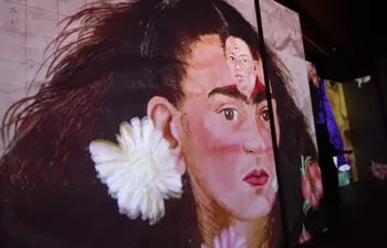 Asistentes recorren la exposición inmersiva "Yo soy Frida Kahlo", en la ciudad de Querétaro (México).