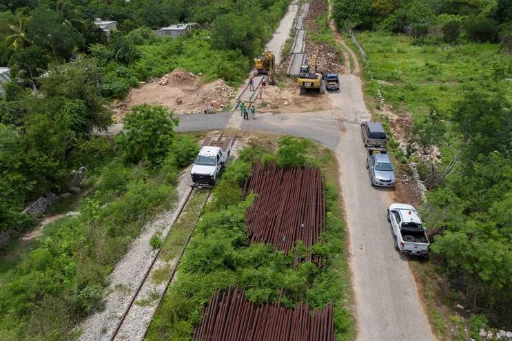 Trabajos de construcción en un tramo del Tren Maya, a la altura de la comunidad de Chocholá, en el estado de Yucatán (México).