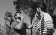 Agu Netto (derecha) en una de las imágenes del cortometraje documental "Otra mano", en el que aborda la comunicación con lengua de señas.