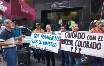 Manifestación del Partido Paraguay Puahura frente al MEC.