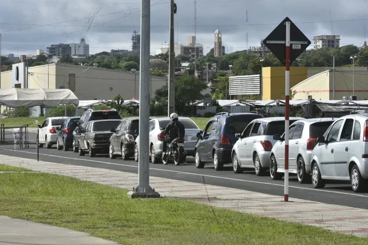 Una gran cantidad de vehículos forman fila en la Costanera de Asunción para la realización de los test de COVID-19.