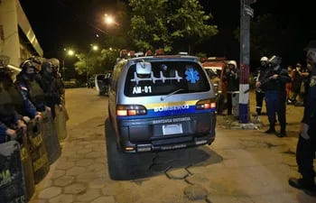 Una ambulancia del cuerpo de Bomberos sale de Tacumbú con cuerpos de personas fallecidas.