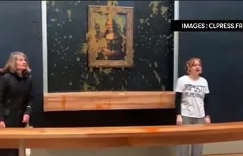Ambientalistas arrojan sopa sobre el cristal que protege la pintura de la Mona Lisa en Francia.