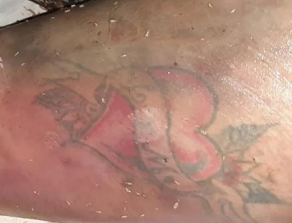 Fotografía de un tatuaje de la víctima. La policía desconoce aún la identidad del hombre.
