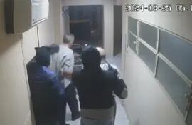 Captura de video del asalto con toma de rehén, registrado en Asunción esta madrugada.