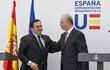 El ministro español de Asuntos Exteriores, Unión Europea y Cooperación José Manuel Albares (i) saluda al primer ministro palestino Mohamed Mustafa (d) en una rueda de prensa tras su reunión este domingo en Bruselas (EFE)