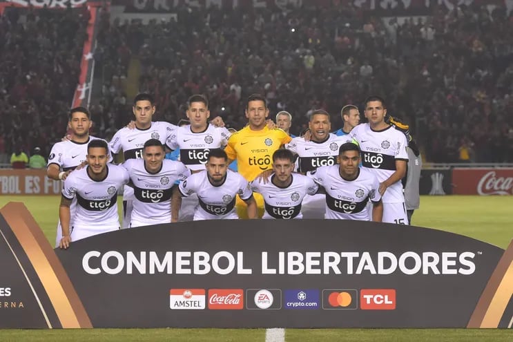 Jugadores de Olimpia forman en un partido de la fase de grupos de la Copa Libertadores entre Melgar y Olimpia en el estadio Monumental de la UNSA, Arequipa (Perú).